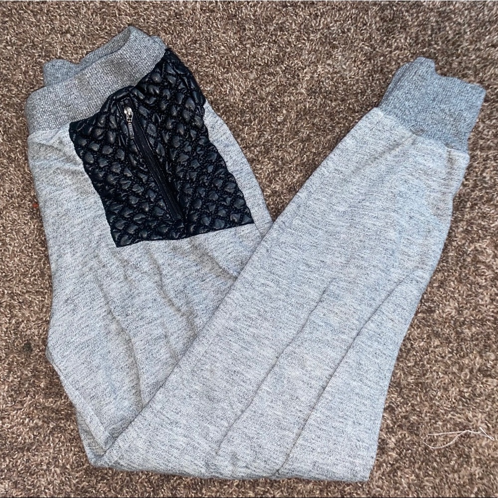 Grey joggers, leather pockets and outline